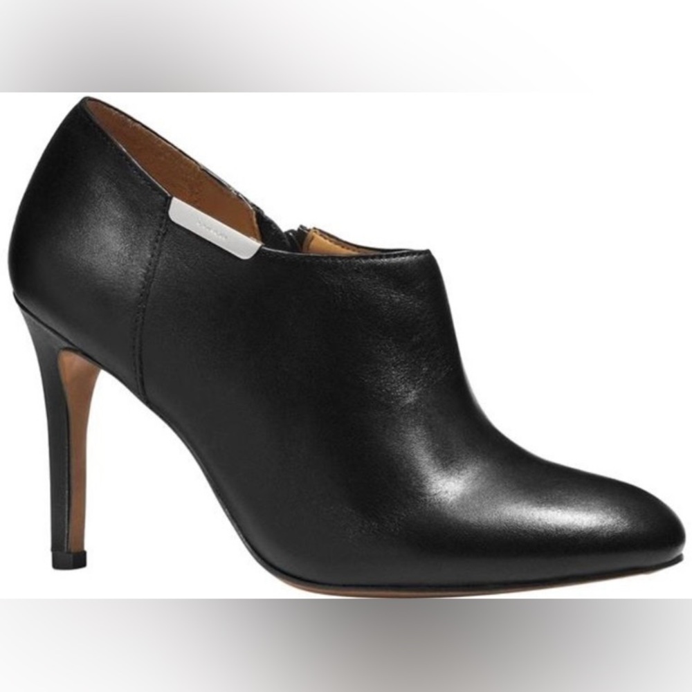 Coach Seneca Black Leather 3”Heeled Ankel Boots. Side Zipper Closure.